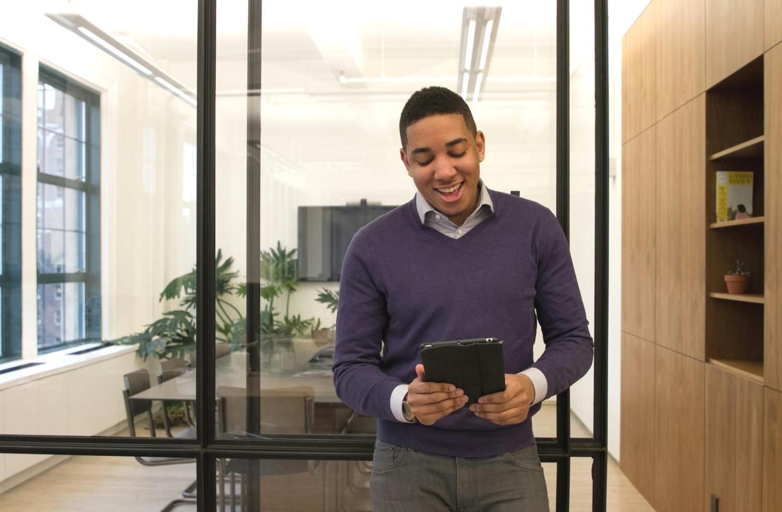 Reunión estratégica con equipo revisando presupuestos