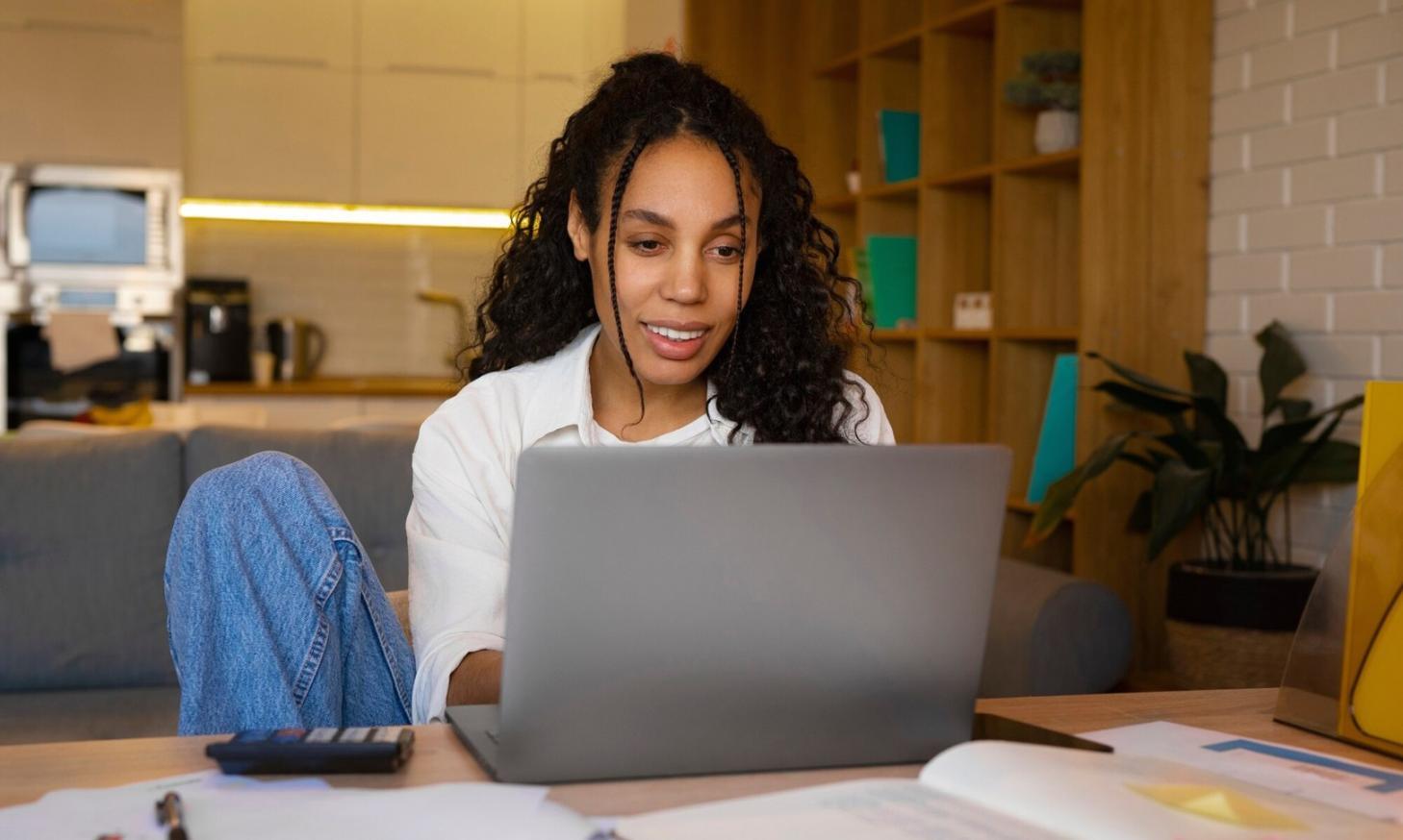 Estudiante planificando presupuesto y opciones de financiación académica